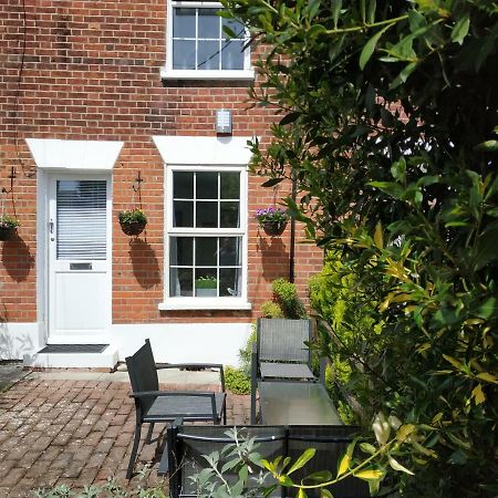 Secret Cottage, Wivenhoe - Charming, Cosy, Convenient & Quiet, 2 X Double Bed Period Cottage Plus Patio - 6 Min Walk Train, 2 Min Walk High Street Pubs, Restaurants, Shops 外观 照片