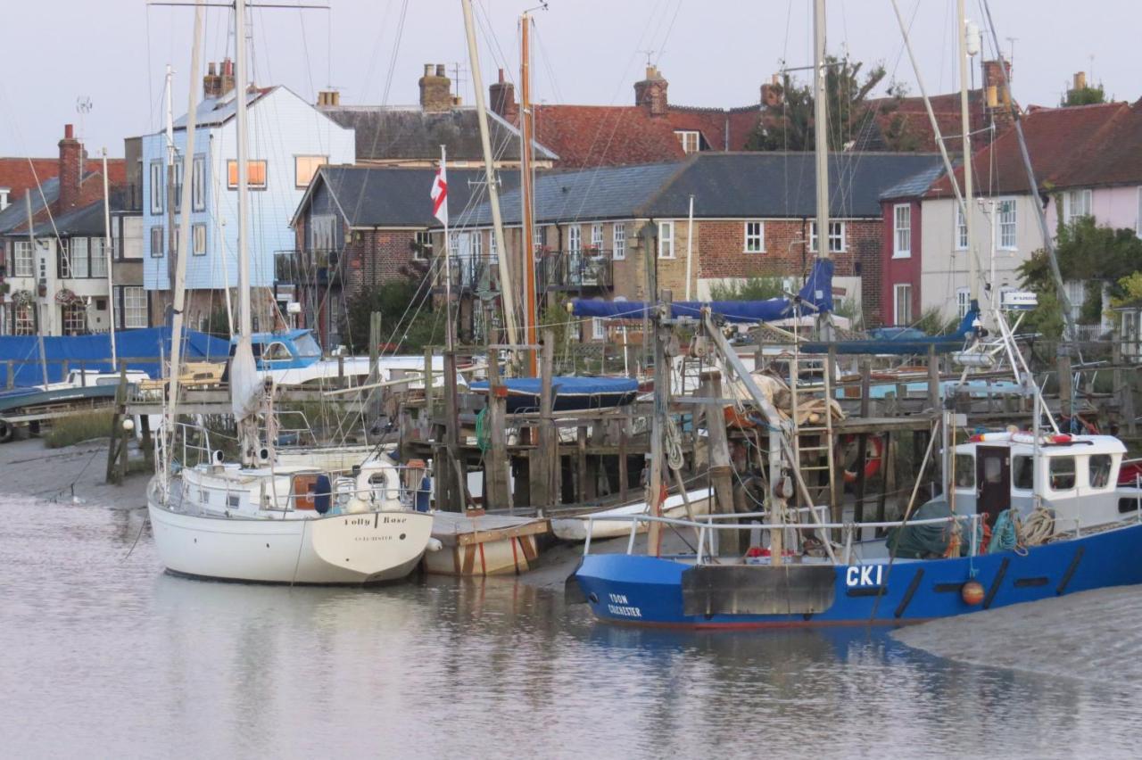Secret Cottage, Wivenhoe - Charming, Cosy, Convenient & Quiet, 2 X Double Bed Period Cottage Plus Patio - 6 Min Walk Train, 2 Min Walk High Street Pubs, Restaurants, Shops 外观 照片