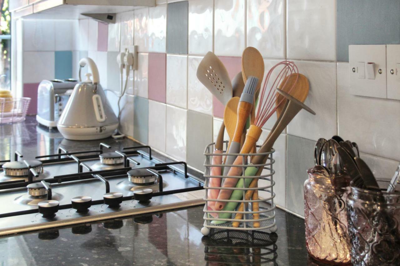 Secret Cottage, Wivenhoe - Charming, Cosy, Convenient & Quiet, 2 X Double Bed Period Cottage Plus Patio - 6 Min Walk Train, 2 Min Walk High Street Pubs, Restaurants, Shops 外观 照片