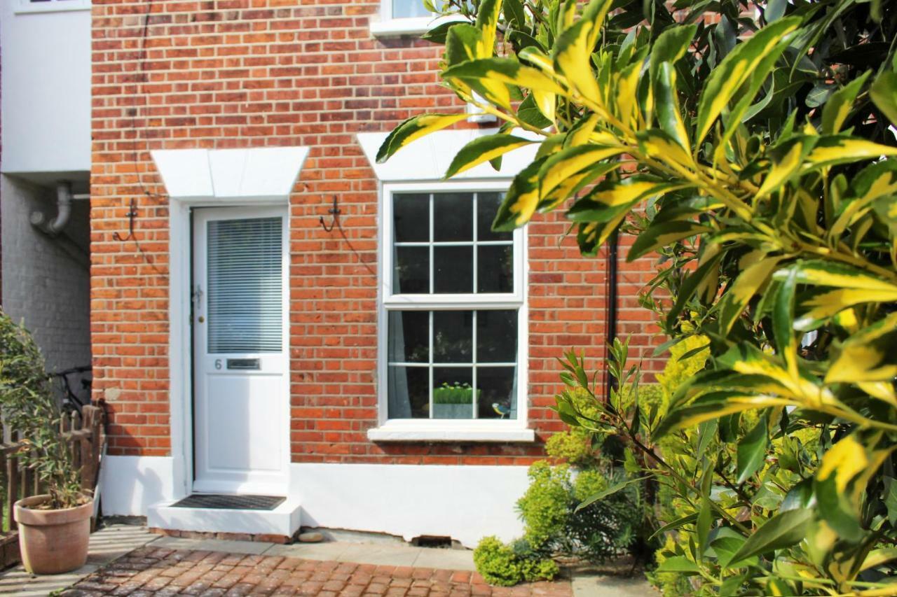 Secret Cottage, Wivenhoe - Charming, Cosy, Convenient & Quiet, 2 X Double Bed Period Cottage Plus Patio - 6 Min Walk Train, 2 Min Walk High Street Pubs, Restaurants, Shops 外观 照片