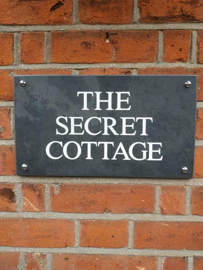 Secret Cottage, Wivenhoe - Charming, Cosy, Convenient & Quiet, 2 X Double Bed Period Cottage Plus Patio - 6 Min Walk Train, 2 Min Walk High Street Pubs, Restaurants, Shops 外观 照片