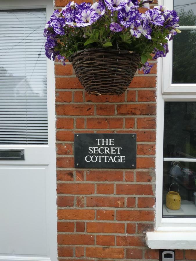 Secret Cottage, Wivenhoe - Charming, Cosy, Convenient & Quiet, 2 X Double Bed Period Cottage Plus Patio - 6 Min Walk Train, 2 Min Walk High Street Pubs, Restaurants, Shops 外观 照片