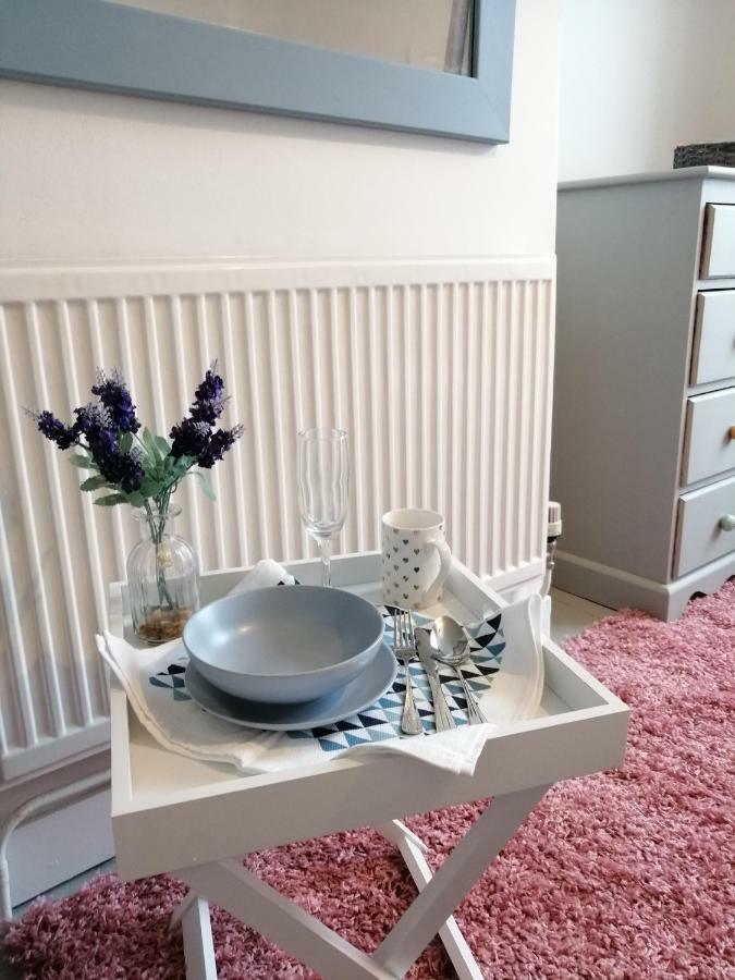 Secret Cottage, Wivenhoe - Charming, Cosy, Convenient & Quiet, 2 X Double Bed Period Cottage Plus Patio - 6 Min Walk Train, 2 Min Walk High Street Pubs, Restaurants, Shops 外观 照片
