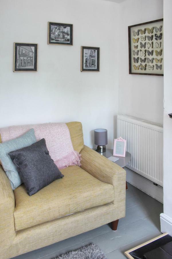 Secret Cottage, Wivenhoe - Charming, Cosy, Convenient & Quiet, 2 X Double Bed Period Cottage Plus Patio - 6 Min Walk Train, 2 Min Walk High Street Pubs, Restaurants, Shops 外观 照片