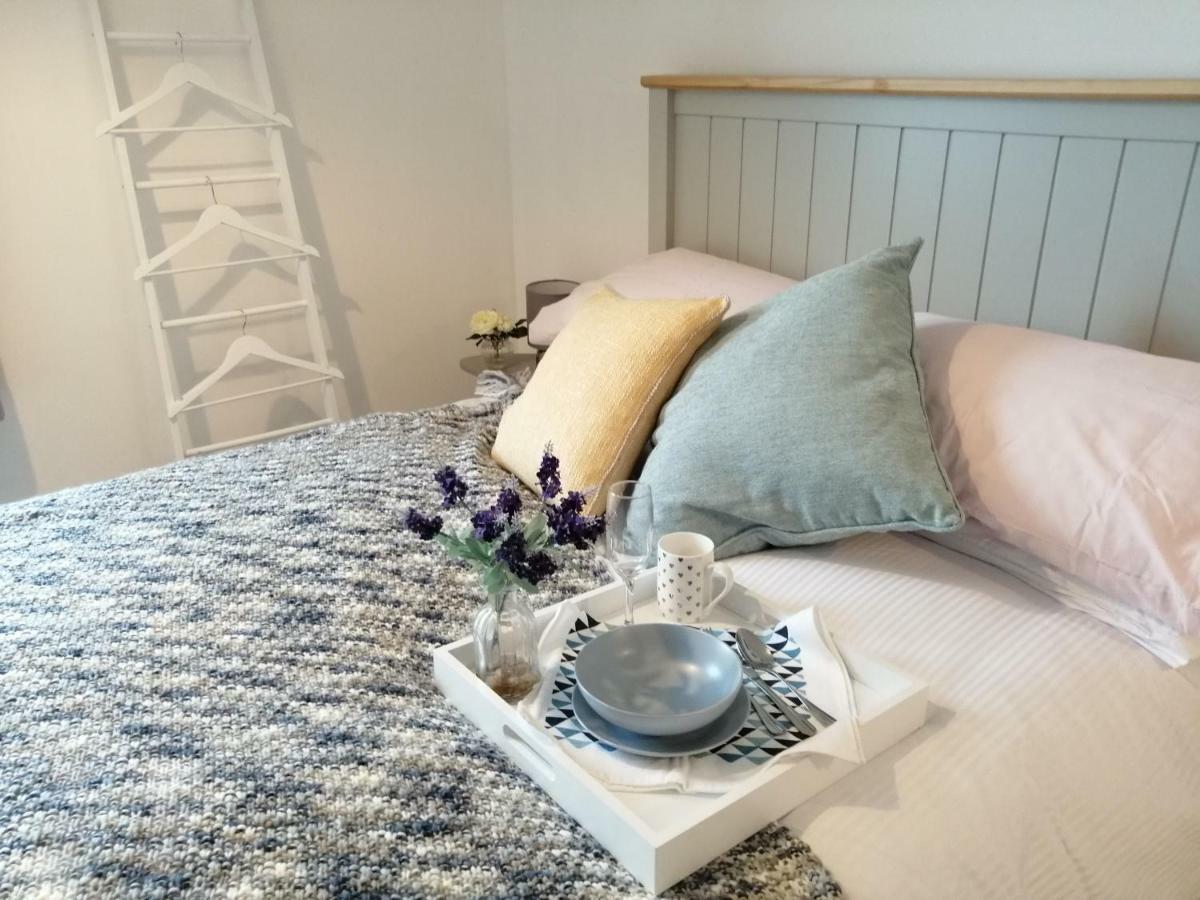Secret Cottage, Wivenhoe - Charming, Cosy, Convenient & Quiet, 2 X Double Bed Period Cottage Plus Patio - 6 Min Walk Train, 2 Min Walk High Street Pubs, Restaurants, Shops 外观 照片